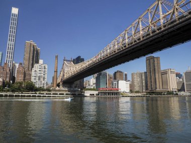 Ed Koch Queensboro Köprüsü New York şehri Manhattan 'ı Roosvelt Adası ve Queens' e bağlıyor.