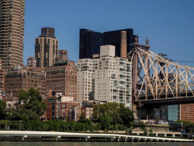 Ed Koch Queensboro Köprüsü New York şehri Manhattan 'ı Roosvelt Adası ve Queens' e bağlıyor.