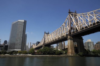 Ed Koch Queensboro Köprüsü New York şehri Manhattan 'ı Roosvelt Adası ve Queens' e bağlıyor.