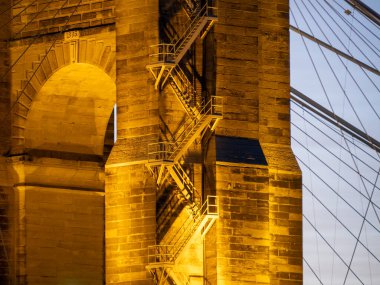 John Roebling asma köprüsü Cincinnati Ohio 'dan Kentucky Günbatımı manzaralı merdiven ayrıntıları