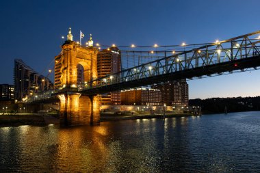 John Roebling asma köprüsü Cincinnati Ohio 'dan Kentucky Sunset View' a