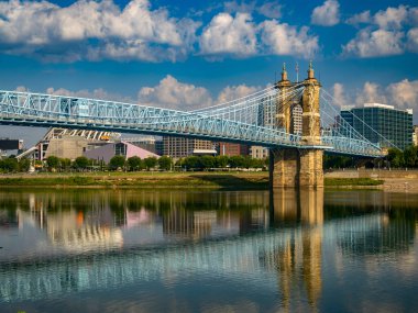 John Roebling asma köprüsü Cincinnati Ohio 'dan Kentucky 1867' ye Güneşli güzel yaz gününde