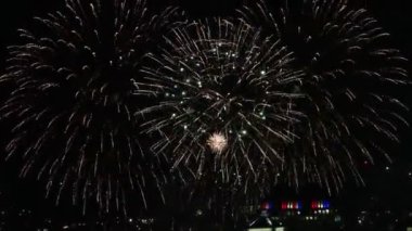 Güzel havai fişekler Cincinnati 'nin gece gökyüzünü dolduruyor.