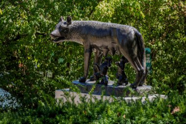Cincinnati kurt heykeli, Cincinnati 'nin Cincinnati adını aldığı Romalı ataerkil ve lider Cincinnatus' un anısına Roma halkı tarafından Cincinnati 'ye hediye edildi..