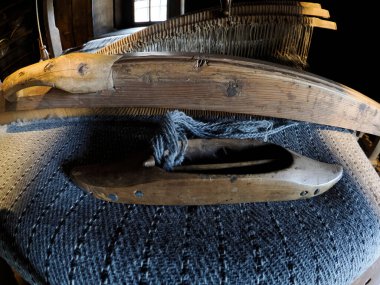 Eski ahşap el tezgahı. Ahşap kulübenin içinde kadim dokuma tezgahı