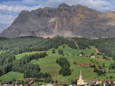 Monte Croce 'un Dolomitlerle dağdan karşıya geçişi. Badia Vadisi Panorama manzarası.