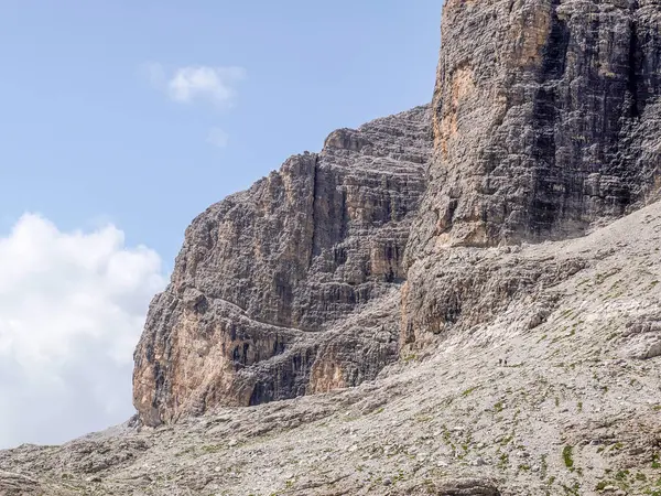 Piz Boe yürüyüşçüleri, bulutlu bir yaz gününde, dolomitlerle dağları aşıp Badia Vadisi panorama manzarası seyrediyorlar.