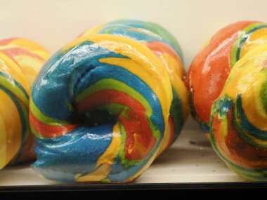 Amerika 'da bir pastanenin içinde lezzetli gökkuşağı çörekleri