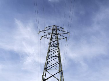 Dağ detaylarıyla elektrik kabloları