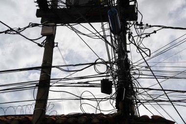 Bogota yakınlarındaki Zapiquira Kolombiya köyündeki birçok telgrafın ayrıntıları.