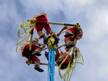 TULUM, MEXICO - 29 ECTOBER 2024 - Akrobatik İnsanlar Palo Volador, 