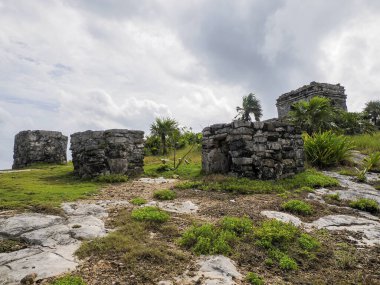 Rüzgâr tanrısı Tulum Maya 'nın tarihi arkeolojik alanı Yucatan Meksika' yı harap ediyor.