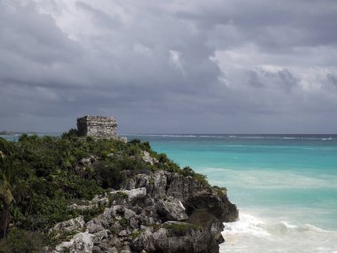 Rüzgâr tanrısı Tulum Maya 'nın tarihi arkeolojik alanı Yucatan Meksika' yı harap ediyor.