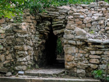 Tulum Maya arkeolojik sitesinin duvar girişindeki bir kapı Yucatan Meksika 'yı mahvediyor.