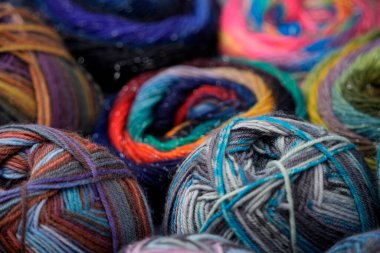 Renkli yün yumakları iplik detaylarını kapat