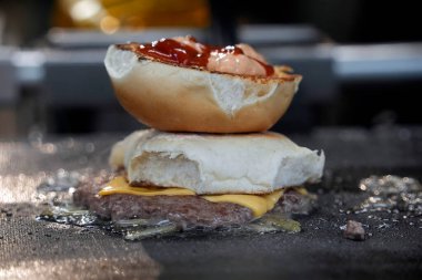 Hamburger sıcak bir tabakta hazırlanıyor.