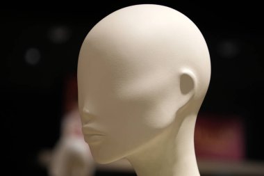 Bir manken başı detayı. Yakın çekim.