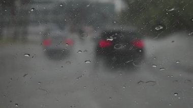 Araba sürerken ağır yağmur penceresinde ağır çekim