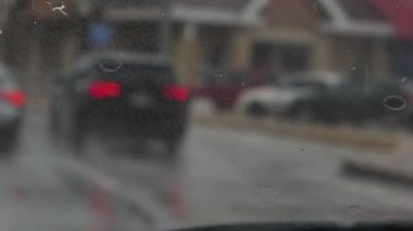 Araba sürerken ağır yağmur penceresinde ağır çekim