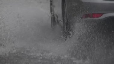 Araba sürerken ağır yağmur penceresinde ağır çekim