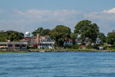 Greenport Long Island 'da New York Shelter Adası Sahili manzarası