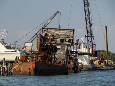 Greenport Long Island limanında terk edilmiş eski bir gemi New York manzaralı.
