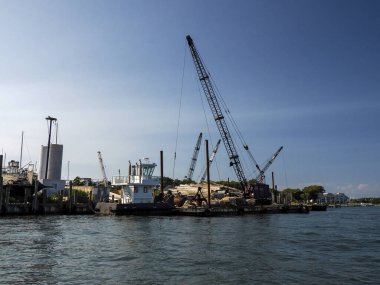 Greenport limanındaki kereste kütükleri Long Island manzaralı panorama