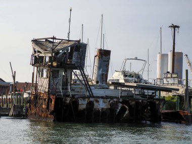 Greenport Long Island limanında terk edilmiş eski bir gemi New York manzaralı.