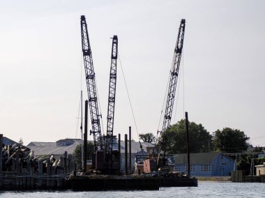 Greenport limanındaki kereste kütükleri Long Island manzaralı panorama