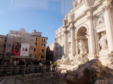 ROME, ITALY - 29 Kasım 2024 - Trevi Çeşmesi 2025 yıldönümü detayları için restore ediliyor