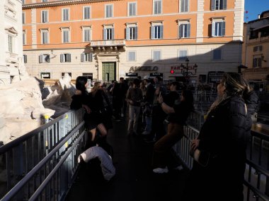 ROME, ITALY - 29 Kasım 2024 - Trevi Çeşmesi 2025 yıldönümü detayları için restore ediliyor