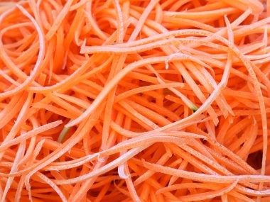 Portakallı çiğ havuçlu makarna detayı.