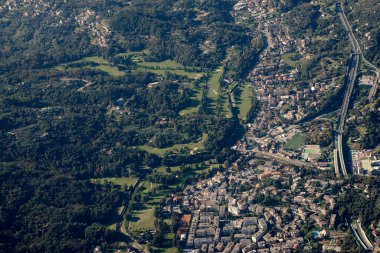 Cenova yakınlarındaki Rapallo Köyü. Uçak manzaralı golf sahası manzaralı şehir manzarası.