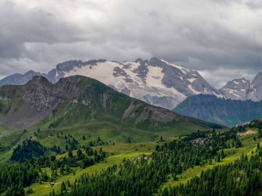 Dolomite panorama İtalya 'sında dağ buzulu.