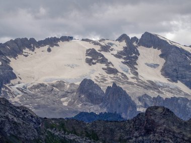 Dolomite panorama İtalya 'sında dağ buzulu.