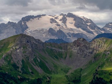 Dolomite panorama İtalya 'sında dağ buzulu.