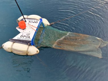 MONTE CARLO, MONACO - 22 Aralık 2024 - Prens Albert Vakfı tarafından finanse edilen otomatik elektrikli robot Monako limanının sularını temizler