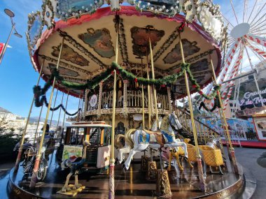 MONTE CARLO, MONACO - 22 Aralık 2024 - Geleneksel Noel pazarı xmas ağacı ve Monte Carlo limanının önündeki bölgeyi süsleyen şenlikli süslemeler, Noel ruhu ve ksenlerin mevsimsel cazibesi