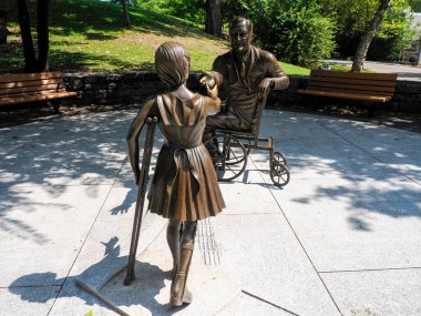 NEW YORK, ABD - 28 AĞUSTOS 2024 - New York 'taki Roosevelt Adası' nın güney ucundaki Southpoint Park 'taki FDR Hope Memorial. Özürlülüğe odaklanıyor, Roosevelt bacaklarına tel takan genç bir kızı selamlıyor.