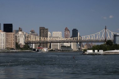 New York 'taki Queensboro Köprüsü, Doğu Nehri' ni kapsıyor. New York Manhattan manzaralı East River tekne gezisinden