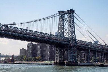 Williamsburg Köprüsü New York Manhattan manzaralı East River tekne gezisi