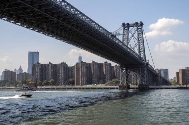 Williamsburg Köprüsü New York Manhattan manzaralı East River tekne gezisi