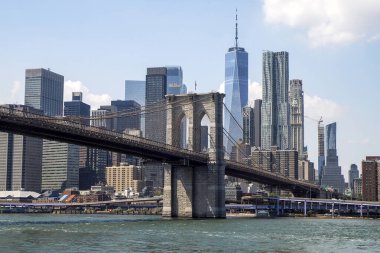 Brooklyn Köprüsü New York Manhattan Manzarası Doğu Nehri tekne gezisinden