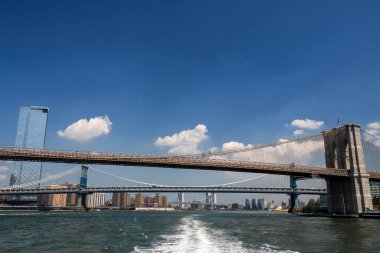 Manhattan ve Brooklyn Köprüsü New York Manhattan manzaralı East River tekne gezisi