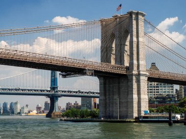 Manhattan ve Brooklyn Köprüsü New York Manhattan manzaralı East River tekne gezisi
