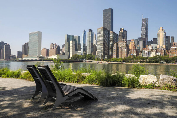 Нью-Йорк Манхэттен вид с восточной реки Roosvelt Island панорама