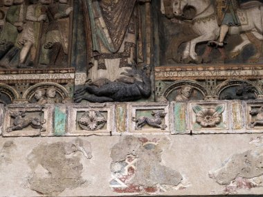 Verona İtalya 'daki San Zeno Bazilika Kilisesi, dış heykellerin ve kabartmaların ayrıntıları