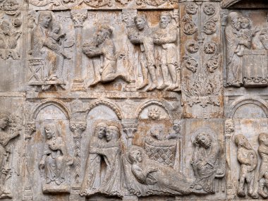 Verona İtalya 'daki San Zeno Bazilika Kilisesi, dış heykellerin ve kabartmaların ayrıntıları