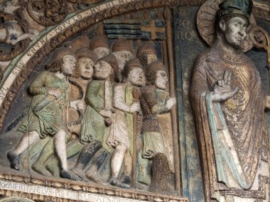 Verona İtalya 'daki San Zeno Bazilika Kilisesi, dış heykellerin ve kabartmaların ayrıntıları