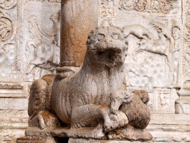 Verona İtalya 'daki San Zeno Bazilika Kilisesi, dış heykellerin ve kabartmaların ayrıntıları